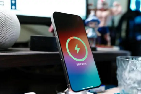 卓资苹果15换屏服务分享用什么充电器给iPhone15充电更好 